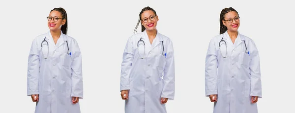 Conjunto Jovem Médico Feminino Preto Alegre Com Grande Sorriso Fundo — Fotografia de Stock