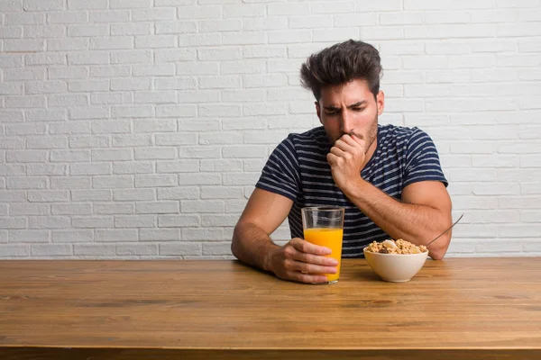 Joven Hombre Guapo Natural Sentado Una Mesa Con Dolor Garganta — Foto de Stock