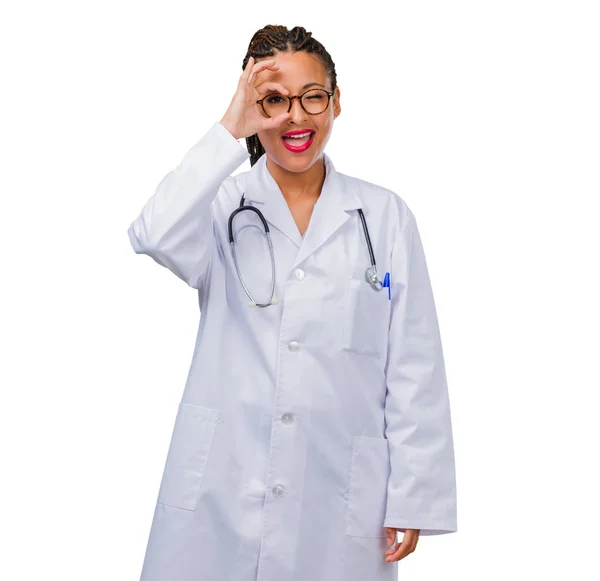 Portrait Une Jeune Femme Médecin Noire Joyeuse Confiante Faisant Geste — Photo