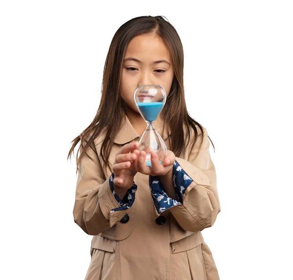 Китайський Дівчинка Бежевих Шинель Проведення Пісок Таймер Ізольовані Білому Тлі — стокове фото
