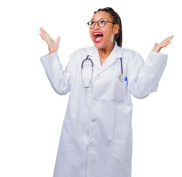 Retrato Uma Jovem Médica Negra Gritando Feliz Surpreso Com Uma — Fotografia de Stock