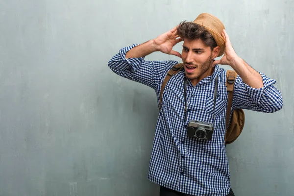 Unga Stiliga Traveler Man Klädd Stråhatt Ryggsäck Och Fotokamera Förvånade — Stockfoto