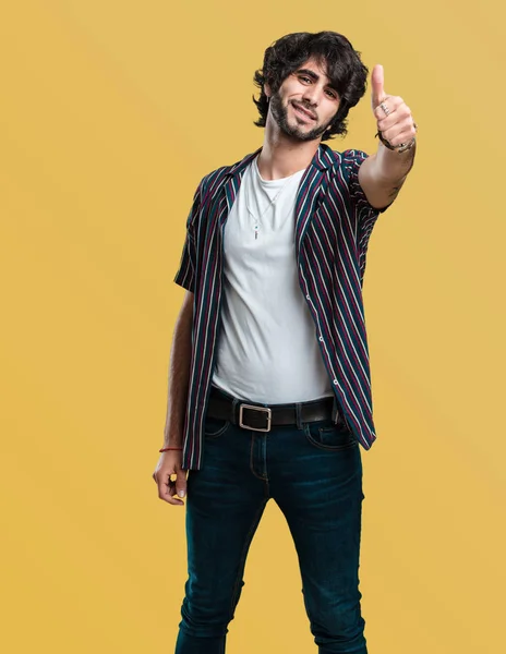 Jovem Homem Bonito Alegre Animado Sorrindo Levantando Polegar Conceito Sucesso — Fotografia de Stock