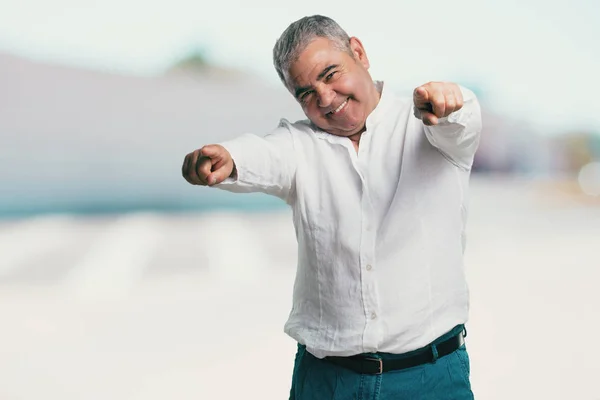 Hombre Mediana Edad Alegre Sonriente Señalando Hacia Frente — Foto de Stock