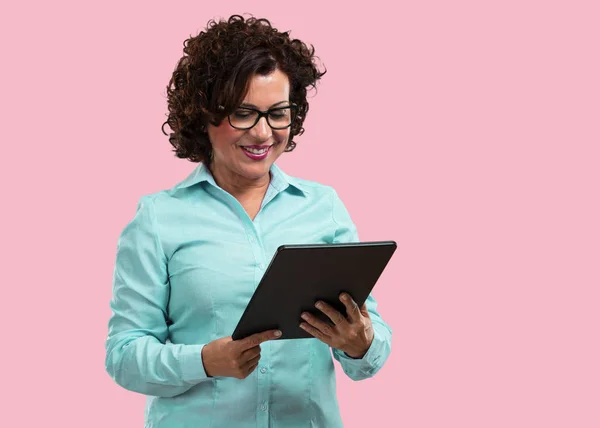 Donna Mezza Età Sorridente Sicura Con Mano Tablet Usandolo Navigare — Foto Stock