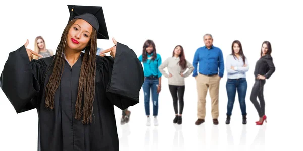 Jeune Femme Noire Diplômée Portant Des Tresses Fière Confiante Pointant — Photo