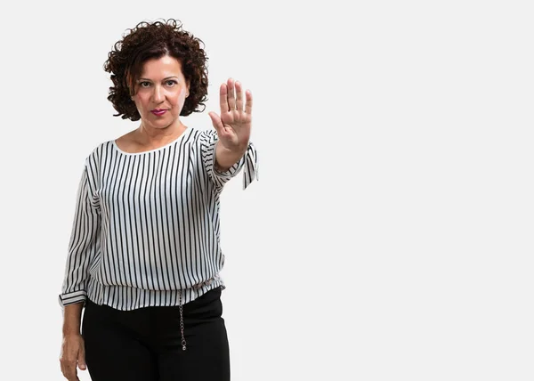 Mujer Mediana Edad Seria Decidida Poniendo Mano Frente Detener Gesto — Foto de Stock