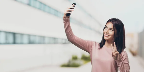 Joven Bonita Mujer Segura Alegre Tomando Una Selfie Mirando Móvil —  Fotos de Stock
