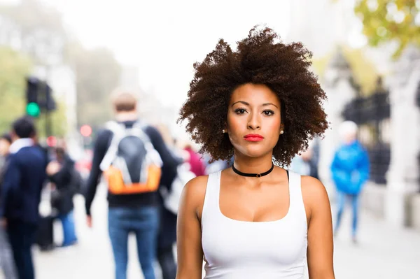 站在模糊背景的年轻的黑人妇女 — 图库照片