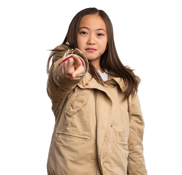 Petite Fille Chinoise Veste Beige Pointant Devant Isolé Sur Fond — Photo