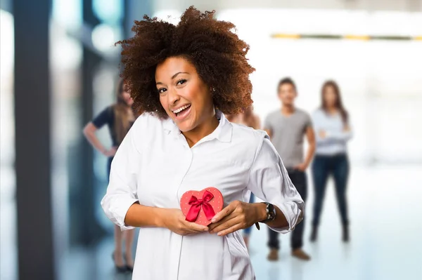 Jeune Femme Noire Tenant Cadeau Avec Des Personnes Floues Arrière — Photo