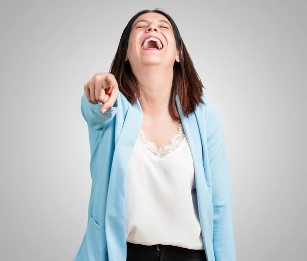 Midden Leeftijd Vrouw Schreeuwen Lachen Maken Plezier Van Een Ander — Stockfoto