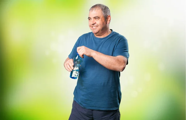 Ώριμος Άνδρας Κρατώντας Ένα Μπουκάλι Νερό — Φωτογραφία Αρχείου