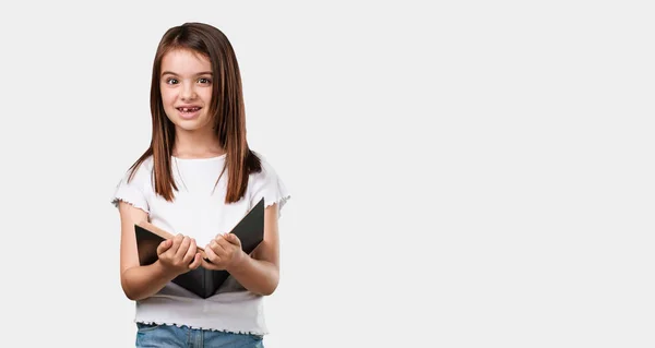 Menina Corpo Inteiro Concentrado Sorrindo Segurando Livro Didático Estudando Para — Fotografia de Stock