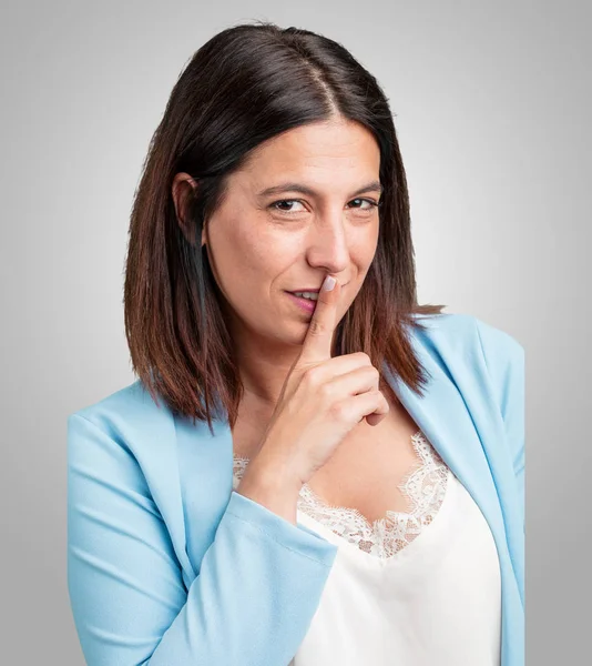 Mujer Mediana Edad Guardando Secreto Pidiendo Silencio Cara Seria Concepto — Foto de Stock