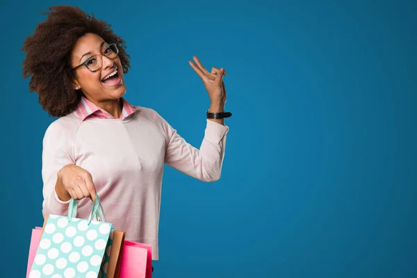 Black Woman Holding Shopping Bags — Stock Photo, Image