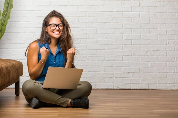 Retrato Jovem Latina Sentada Chão Muito Feliz Animado — Fotografia de Stock