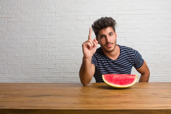 Joven Hombre Guapo Natural Sentado Una Mesa Que Muestra Número — Foto de Stock