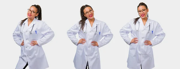 Conjunto Joven Doctora Negra Con Las Manos Las Caderas Pie — Foto de Stock