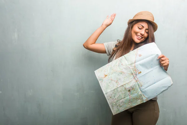 Retrato Una Joven Viajera Latina Contra Feliz Excitada —  Fotos de Stock