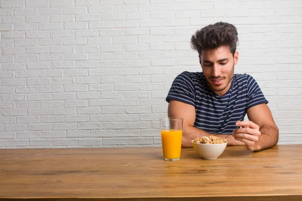 Joven Hombre Guapo Natural Sentado Una Mesa Riendo Divirtiéndose Relajado — Foto de Stock