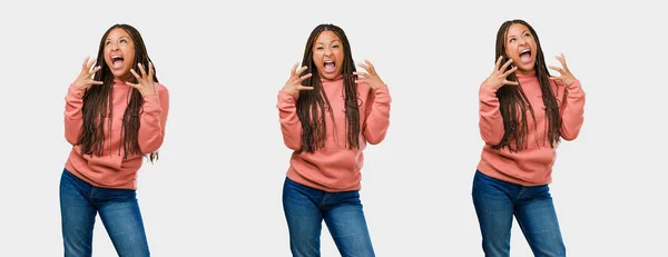 フィットネスの若い黒人女性非常に怒っていると灰色の背景に動揺のセット — ストック写真