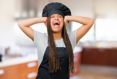Genç siyah baker kadın çılgın ve umutsuz, kontrolden çıktı, özgürlük ve vahşi ifade etmek komik deli çığlığı portresi