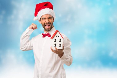Noel gününde Noel Baba şapkası giyen genç adam
