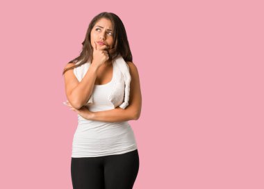 Tam vücut genç fitness düzgün vücutlu kadın hakkında bir fikir düşünüyorum