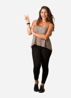 Genç tam vücut yan parmak ile işaret boyutu kadın artı curvy