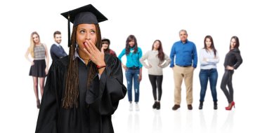 Genç siyah kadın ağız, sessizlik ve baskı, sembolü kapsayan örgü giyen bir şey söylemek çalışıyor mezun oldu.