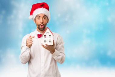 Noel gününde Noel Baba şapkası giyen genç adam