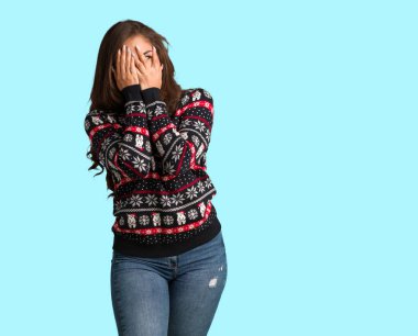 Bir Noel forması giyen tam vücut genç kadın endişeli ve korkmuş hissediyor