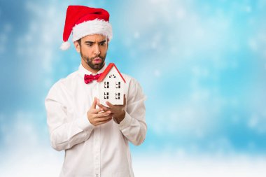 Noel gününde Noel Baba şapkası giyen genç adam