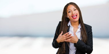 Birine aşık romantik bir jest ya da bir arkadaş için bir sevgi gösterisi bir genç siyah iş kadın portresi