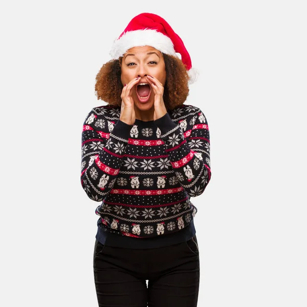 Young Black Woman Trendy Christmas Sweater Print Shouting Something Happy — Stock Photo, Image