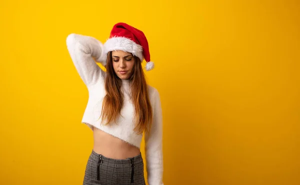 Jovem Mulher Bonita Segurando Presente Sofrendo Dor Pescoço — Fotografia de Stock