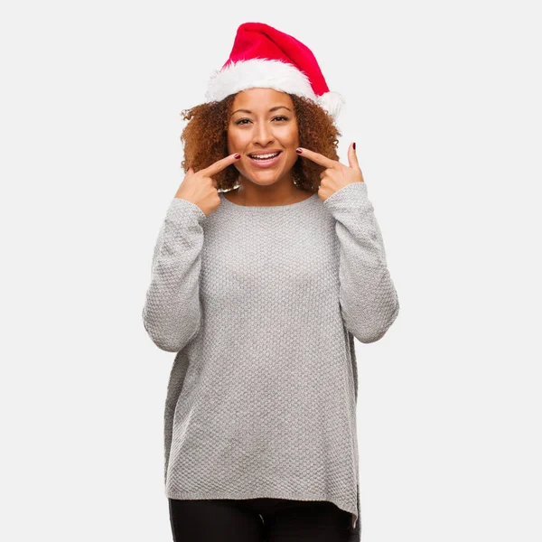 Ağız Işaret Santa Şapka Gülümsüyor Giyen Genç Siyah Kadın — Stok fotoğraf