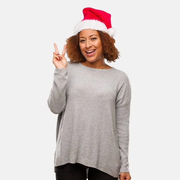 Νεαρή Μαύρη Γυναίκα Που Φοράει Ένα Καπέλο Santa Διασκεδαστική Και — Φωτογραφία Αρχείου