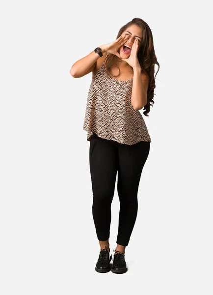 Cuerpo Completo Joven Con Curvas Más Tamaño Mujer Gritando Algo — Foto de Stock