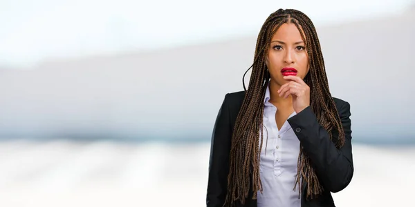 若い黒のビジネス女性疑うと混乱 思考アイデアや何か心配の肖像画 — ストック写真