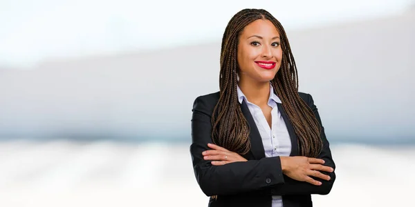 Retrato Uma Jovem Mulher Negócios Negra Cruzando Braços Sorrindo Feliz — Fotografia de Stock