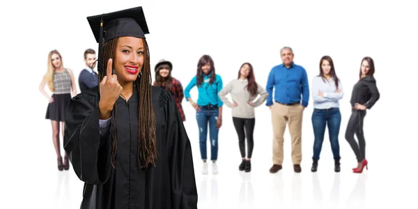 ヤング卒業ナンバーワン カウントのシンボル 自信を持って明るく 数学の概念を示すひもを身に着けている黒の女性 — ストック写真