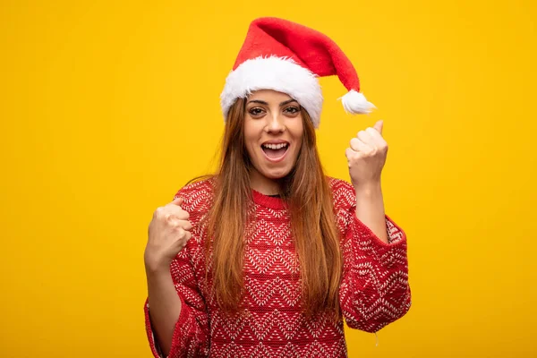 Mladá Žena Nosí Klobouk Santa Překvapen Šokován — Stock fotografie