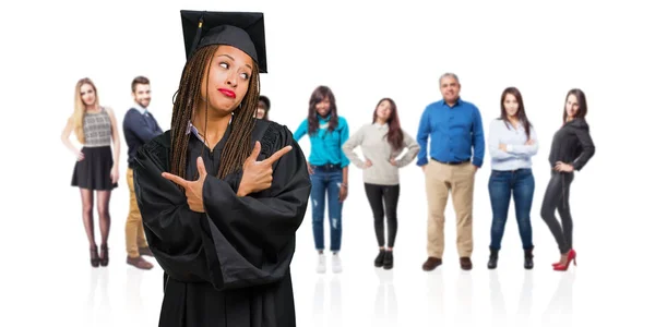 若い黒人女性の身に着けているお下げ混乱と疑わしい男を卒業し 優柔不断の概念の つのオプションの間に決定 — ストック写真