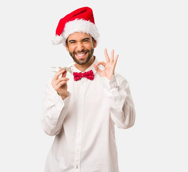 Jeune Homme Portant Chapeau Père Noël Jour Noël — Photo