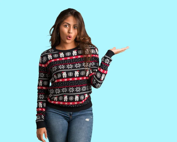 Pieno Corpo Giovane Donna Indossa Una Maglia Natale Tenendo Qualcosa — Foto Stock