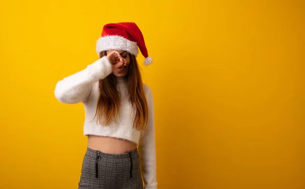 クリスマスの日を祝っているサンタ帽子を身に着けている若い女性 — ストック写真