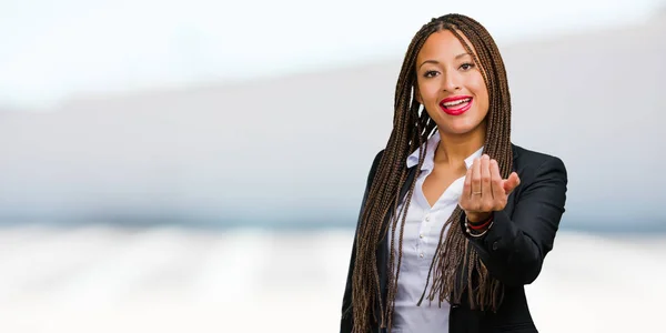 Retrato Uma Jovem Mulher Negócios Negra Convidando Para Vir Confiante — Fotografia de Stock
