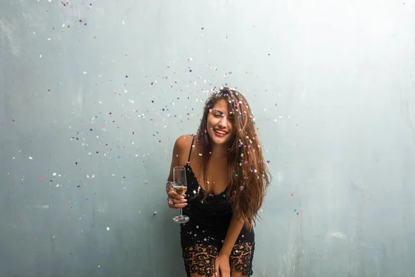 Młoda Kobieta Łacińskiej Okazji Nowego Roku Lub Zdarzenie Podekscytowany Szczęśliwy — Zdjęcie stockowe